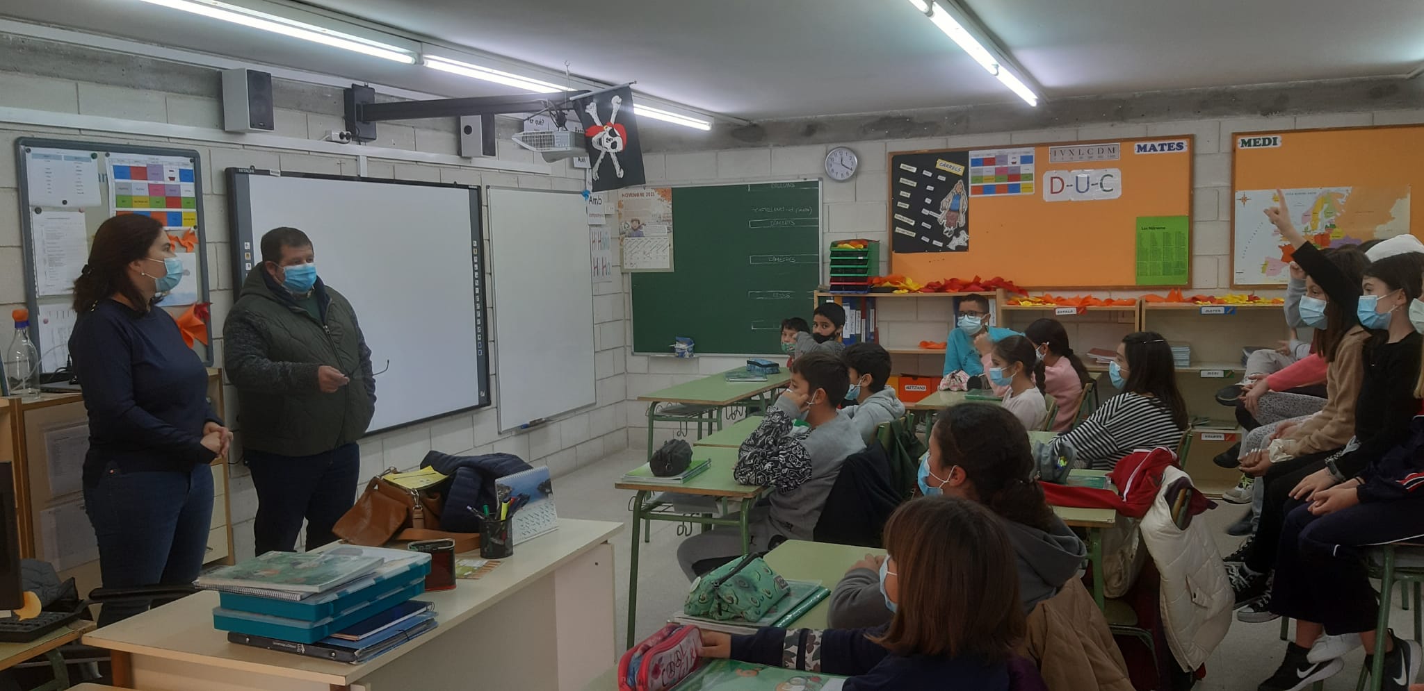 Roser Ayats i Francesc Ferrer explicant els pressupostos participatius a l'alumnat de l'Escola Portitxol